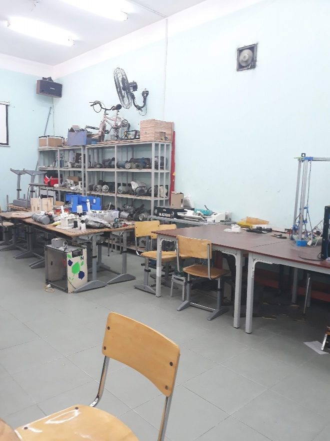 A room with a table and chairs

AI-generated content may be incorrect.