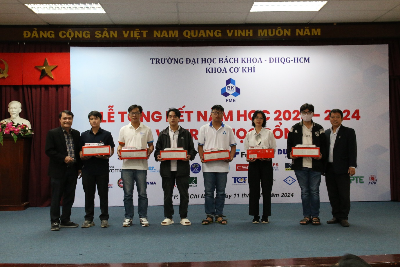 E:\VICE-DEAN\HỌC KỲ 1 2024-2025\Lễ tổng kết năm học\Hình chụp\Hình sự kiện 11.10.2024\IMG_3300.JPG