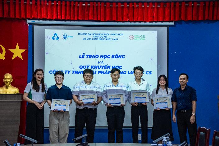 A group of people holding certificates

AI-generated content may be incorrect.