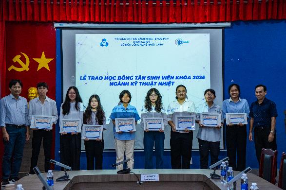 A group of people holding certificates

AI-generated content may be incorrect.