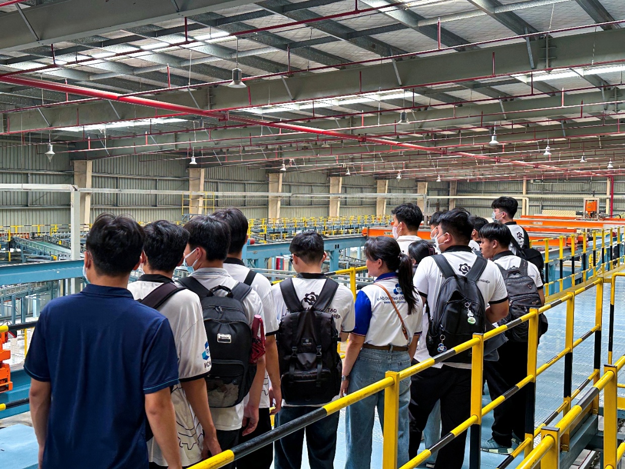 A group of people in a factory

AI-generated content may be incorrect.