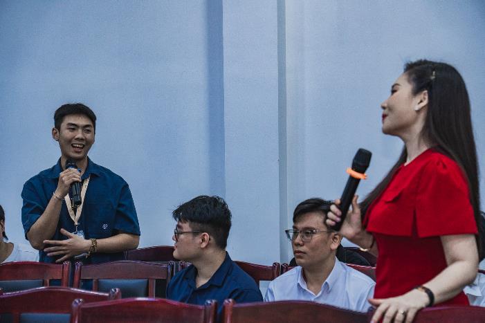 A person and person holding a microphone

AI-generated content may be incorrect.