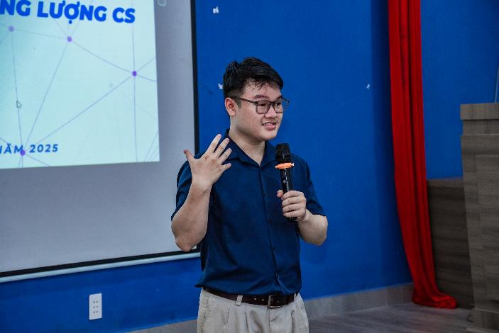 A person holding a microphone

AI-generated content may be incorrect.