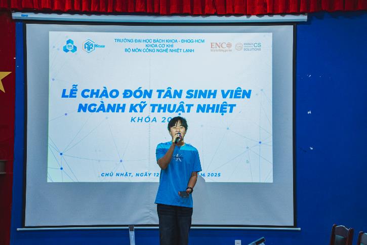 A person speaking into a microphone

AI-generated content may be incorrect.