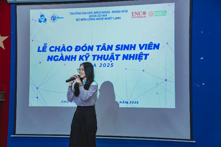 A person speaking into a microphone

AI-generated content may be incorrect.