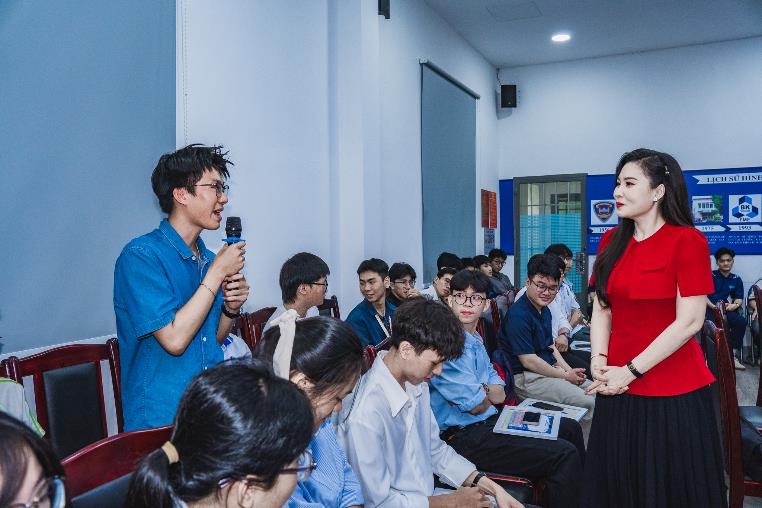 A person speaking to a group of people

AI-generated content may be incorrect.