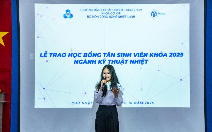 A person standing in front of a large screen

AI-generated content may be incorrect.