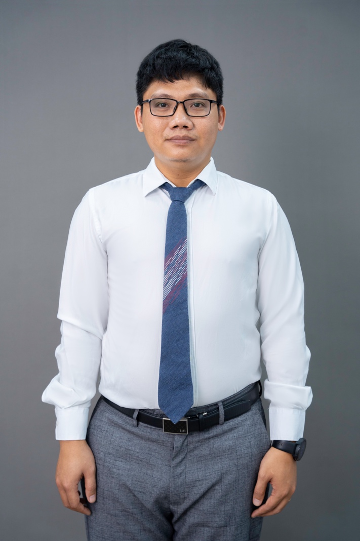 A person wearing a tie
Description automatically generated