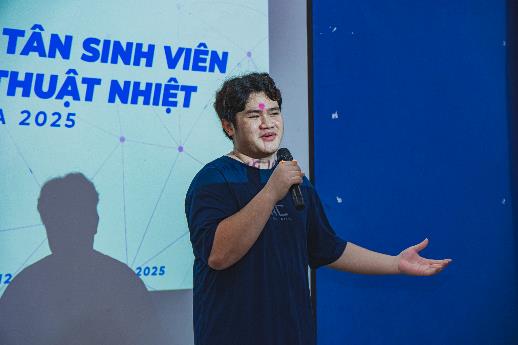 A person with a pink spot on his face holding a microphone

AI-generated content may be incorrect.